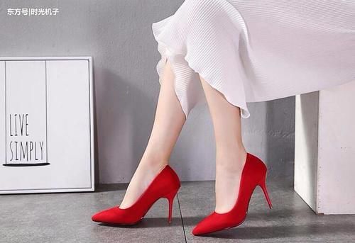 魅力的尖头细高跟鞋，让身姿更加的挺拔自信