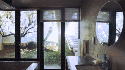 他买下30000小山头，造了一栋隐居的房子，远离城市，幽静清心