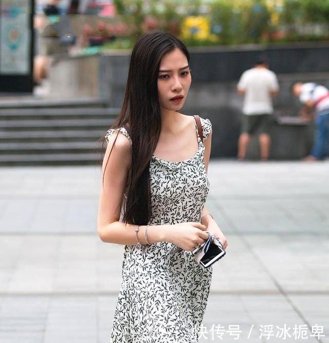  【美女】街拍小姐姐穿粉衬衣清凉上街，自信的女人最性感
