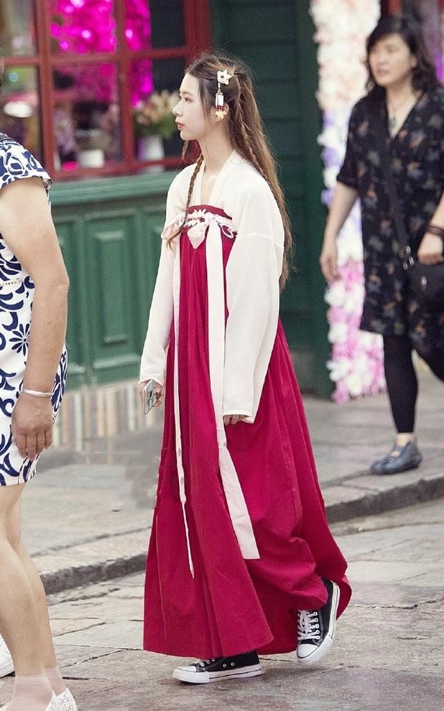 路人街拍，每个人都是独一无二的天使，这样穿搭让你美如天使降临