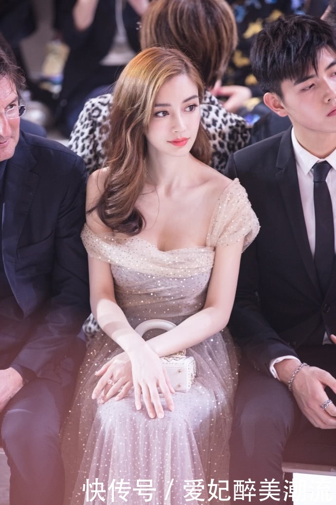Angelababy穿裸色连衣裙优雅动人，显高贵又大气，身材比例超好！