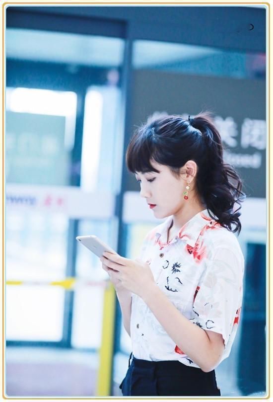 蒋梦婕是166，李艺彤也是166，二人同穿印花衬衫，差距竟如此尴尬