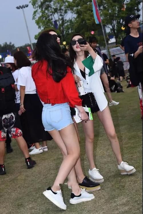 穿热裤戴墨镜的气质小姐姐，就像《黑客帝国》中的女神杀手