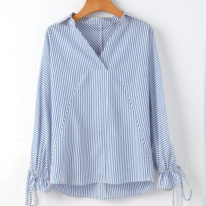 我滴天，53岁姨妈也太时髦了，秋天穿小衫配短裙，美嫩赛90后