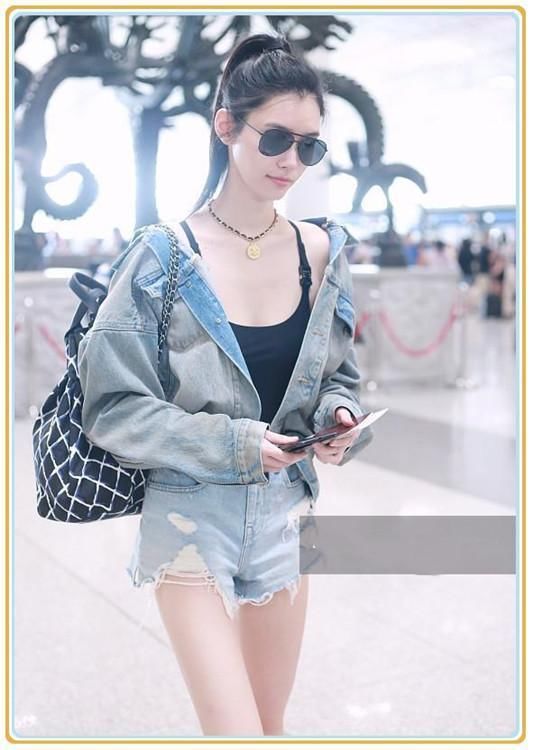 奚梦瑶再现机场，终于在吊带衫外套了件外套，网友：还不如不穿！