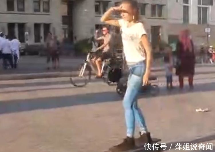 女孩腿上彩绘了一条牛仔裤逛街，没人看出来！幸亏当时没下雨！