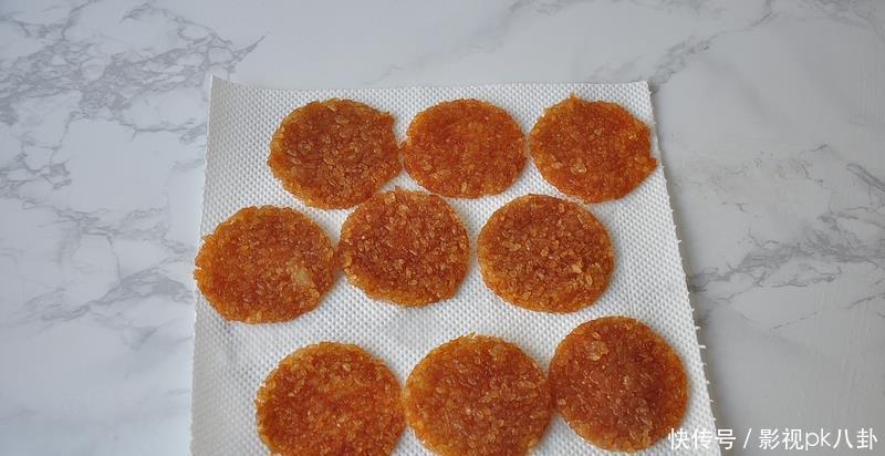  轻松：一碗米饭，一勺酱油，拌一拌，轻松做出香脆的解馋小零食，好吃