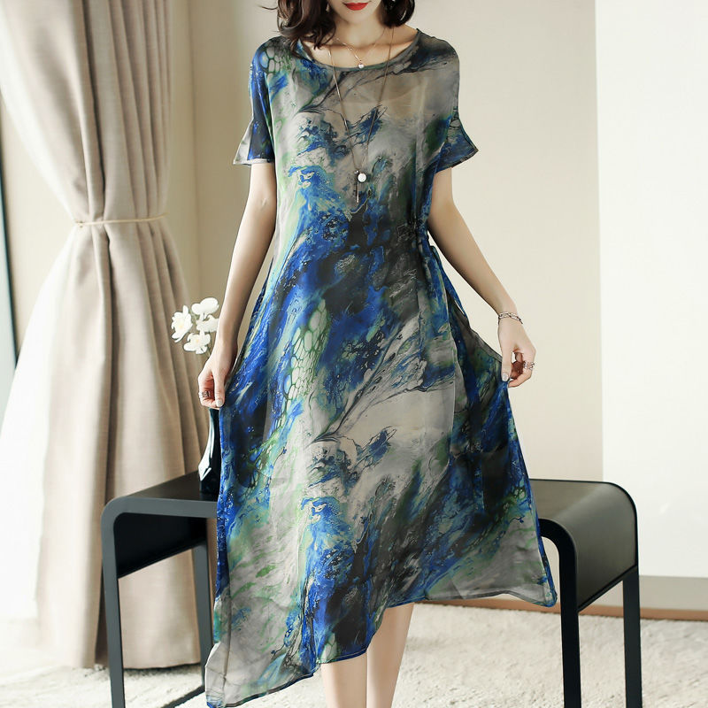 媳妇虽47岁，但还是美得“容光焕发”!爱穿欧货裙，高贵巨美嫩