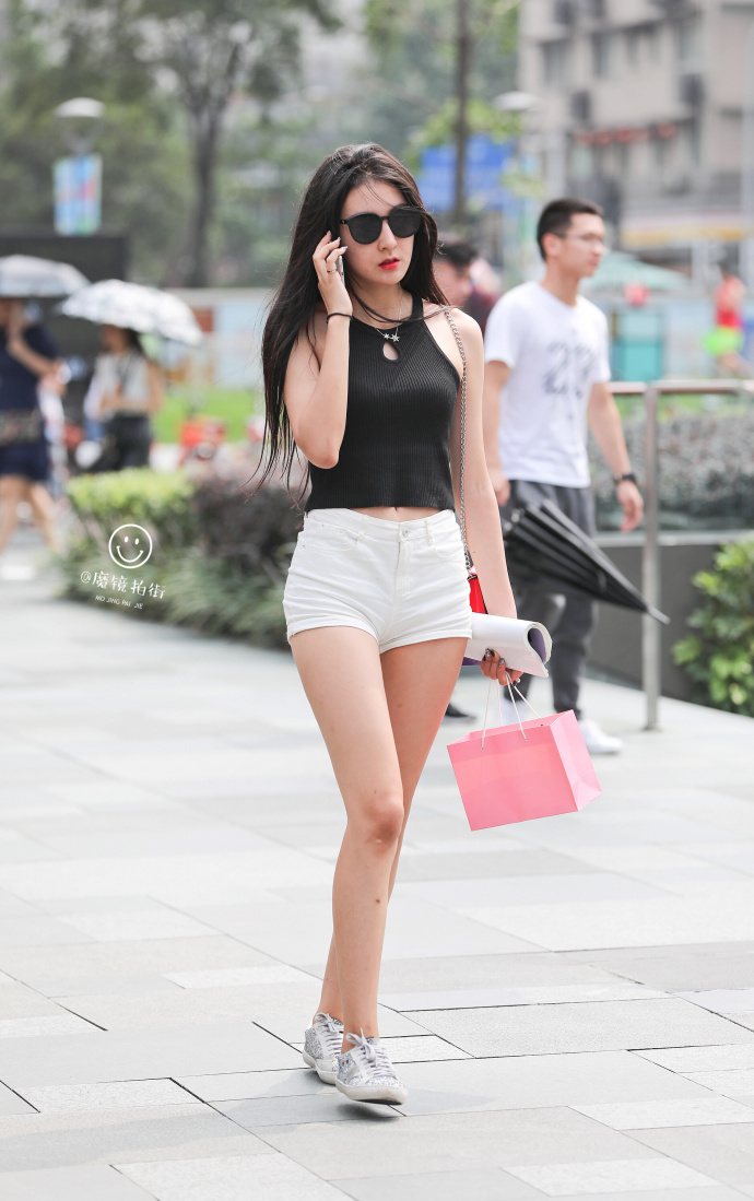 路人街拍，蚊虫也偏爱美女，好多小姐姐腿上伤痕累累，好心疼