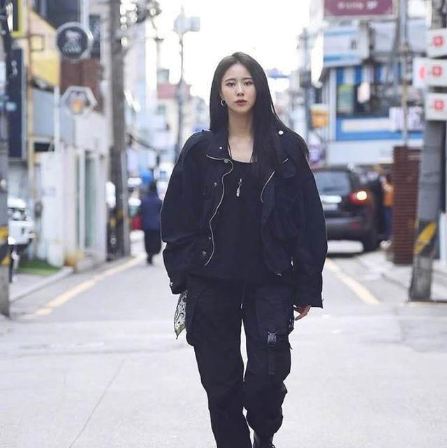  #漂亮#路人街拍:小姐姐长得漂亮又时髦,好衣品造就好气质!