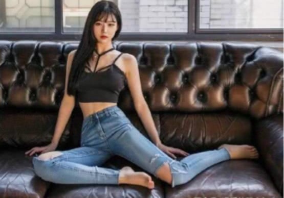 牛仔裤是一种时尚的象征，也是这个季节不能缺少的穿搭！