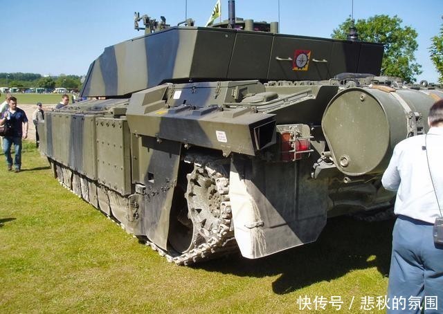 『坦克』坦克外形各式各样,99式后部却挂俩个大油桶,实战中有什么用?