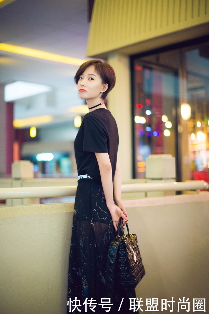王珞丹真敢穿！全身只穿一件黑西装，搭配皮短靴却显腿粗！
