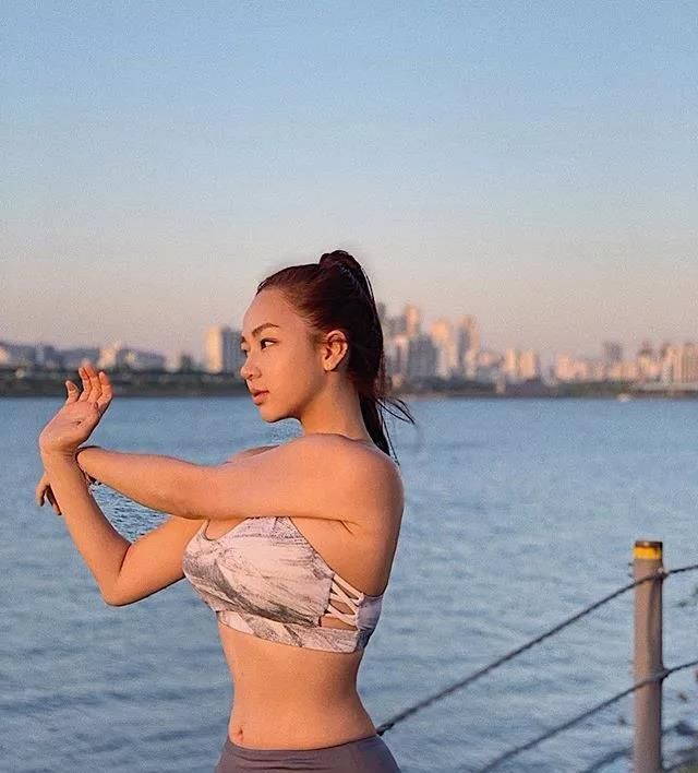  #女人#130斤粗腿美女，被称为“夜店女王”，微胖女人就是美