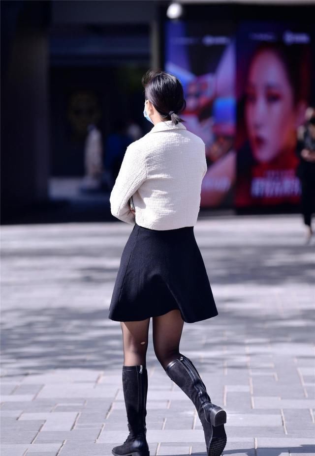  位美女选择一：春天穿着一款短裙，搭配出层次，还要穿出个性时尚，透出气质
