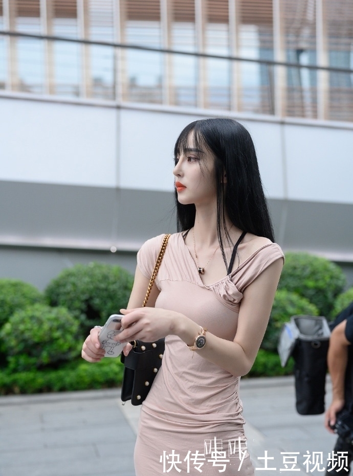  [栗子]美女的眼妆很明显，和栗子色的卷发搭配起来很耐看