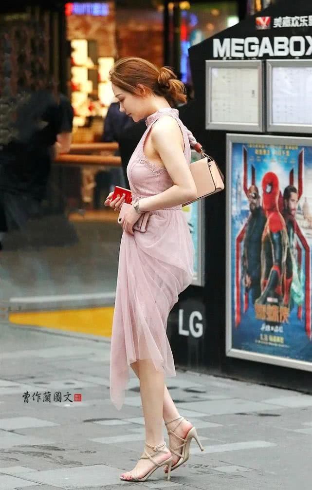  「美女」街拍：选择同色系搭配的美女