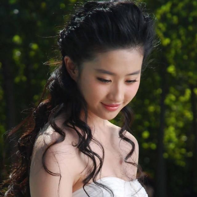 王思聪自黑求虐！怒怼范冰冰靠炒作，抨击刘亦菲演技烂！