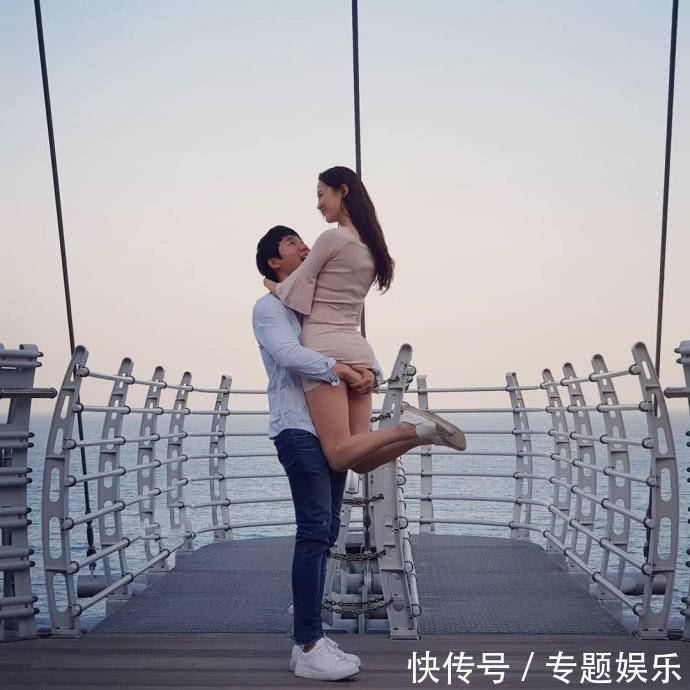 这一抱勒的有点紧，小姐姐的美腿修长身材很好，被男友抱起来差点