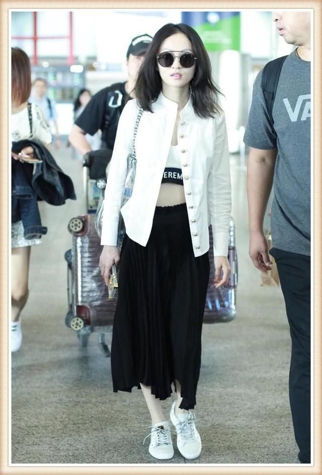 本以为穿小背心的张韶涵腰已经够细了，但看到乔欣，我沉默了！