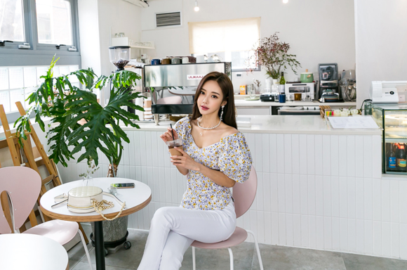 女神孙允珠,月牙夏葵小碎花冰点灯笼袖衫