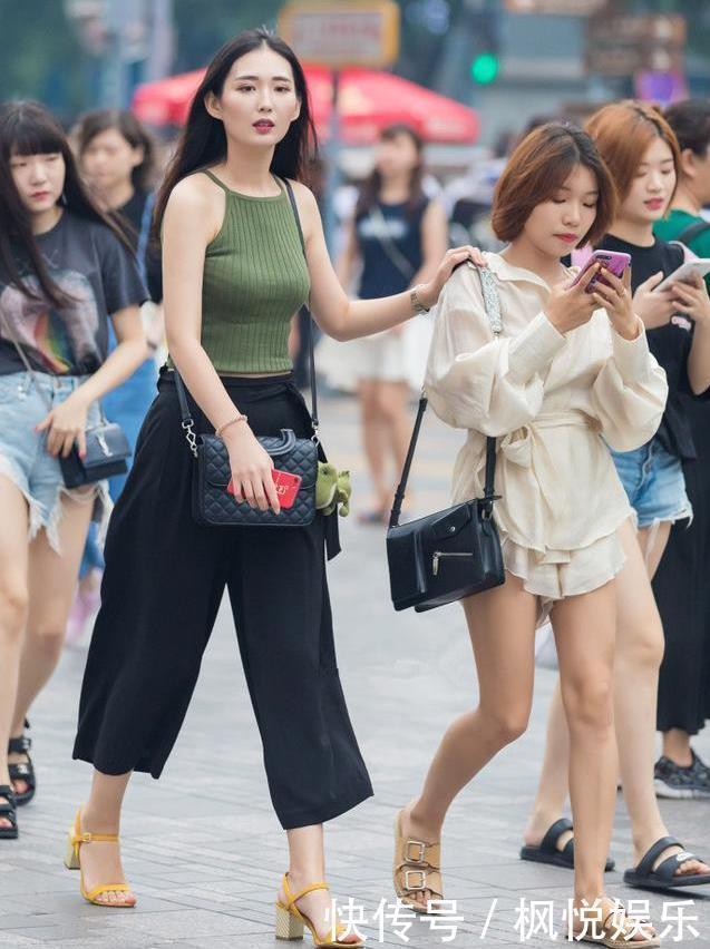 好看:街拍小姐姐走在街上穿搭非常有韵味,这条黑色的裤子相当好看