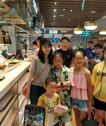 奶茶妹妹章泽天不惧路人镜头 !网友:原来素颜还可以这么美!