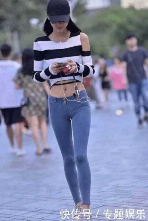 街拍：身穿紧身牛仔裤的小姐姐，一步一扭，实在是太甜了