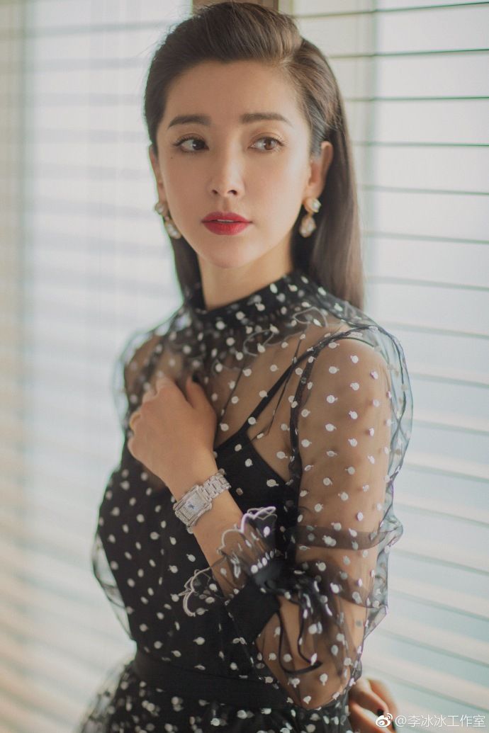 李冰冰身穿波点纱裙身姿曼妙，网友:脚上的高跟鞋不是一般的高啊