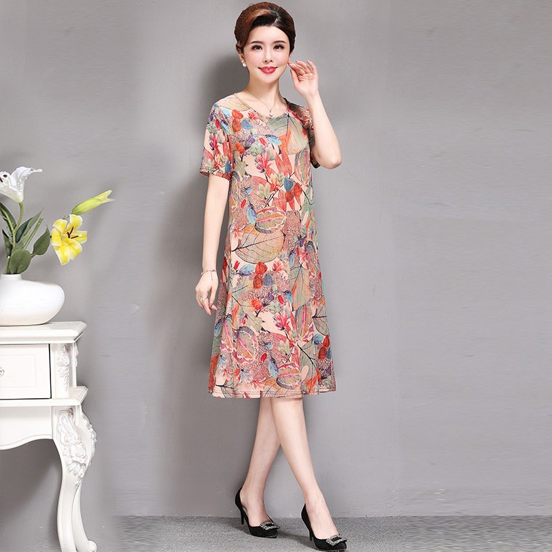 到了40的女人，也别穿太土!8月新出炉“妈妈装”，显嫩又显高