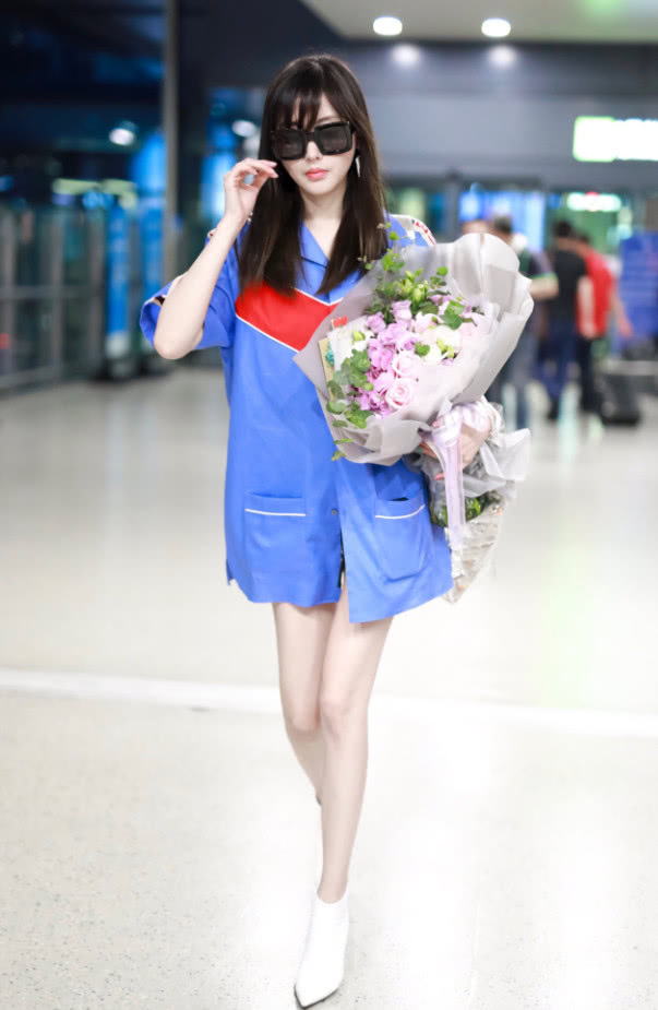 张天爱只穿一件蓝色衬衫，瘦到膝盖凸出来，这下粉丝要心疼了！