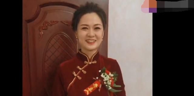 「走红」漂亮婆婆走红:为不抢儿媳风头特意穿显老旗袍,网友:人美心善