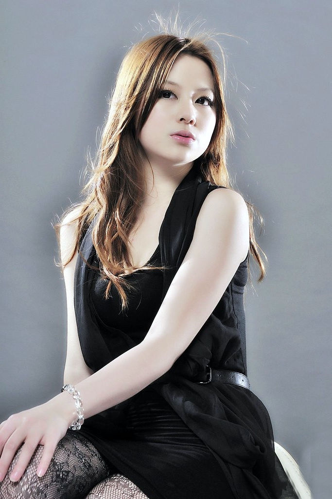 摄影棚下的一个现代时尚风情气质女神