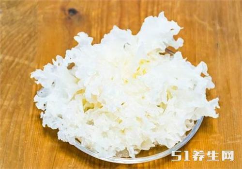 新鲜银耳和干银耳，到底有啥区别？不懂的人，别乱吃了！小心吃错