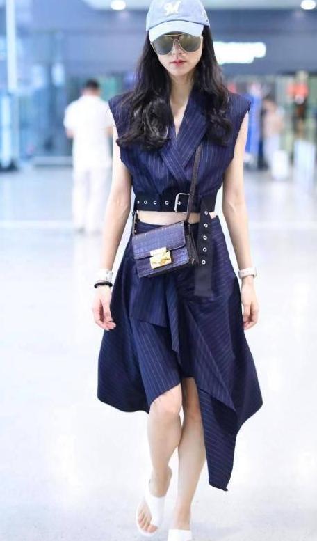 街拍：图1被韩雪美到了，腰都快像包包那么细了！图3包臀裙美女