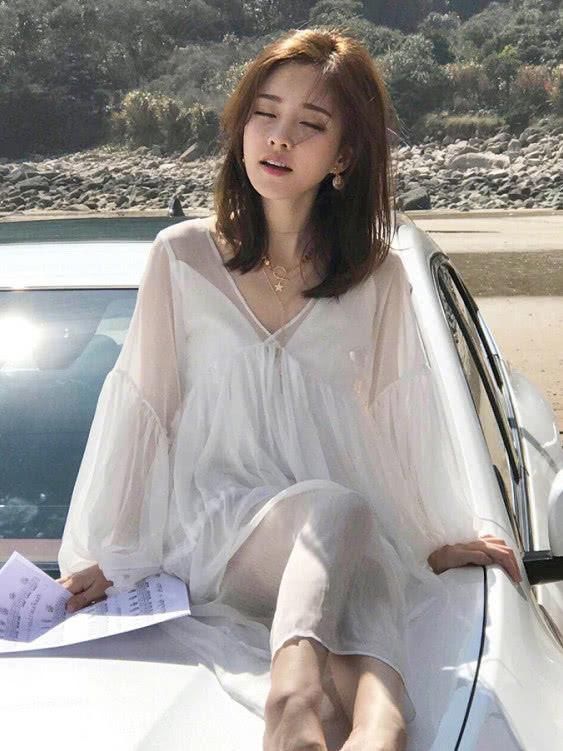 冯提莫化身性感车模，衣服穿这样超诱人，真不愧是“直播界一姐”