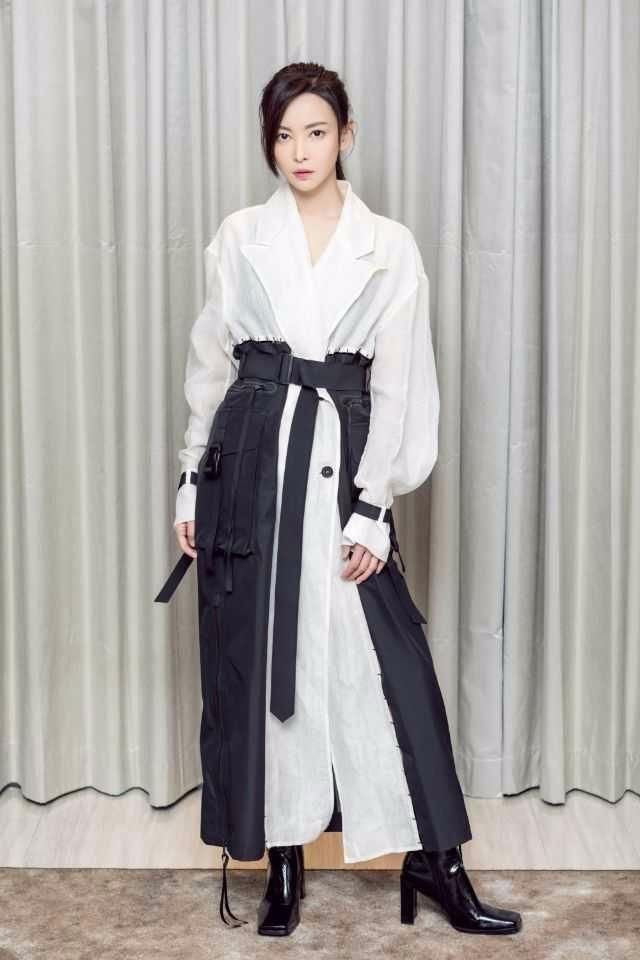 于文文的颜值太有“攻击性”了，无论穿裙装还是长裤都自带霸气！