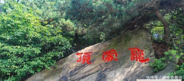 山东一5A景区怪景象,羊汤售价一元,游客坐在山洞里喝汤