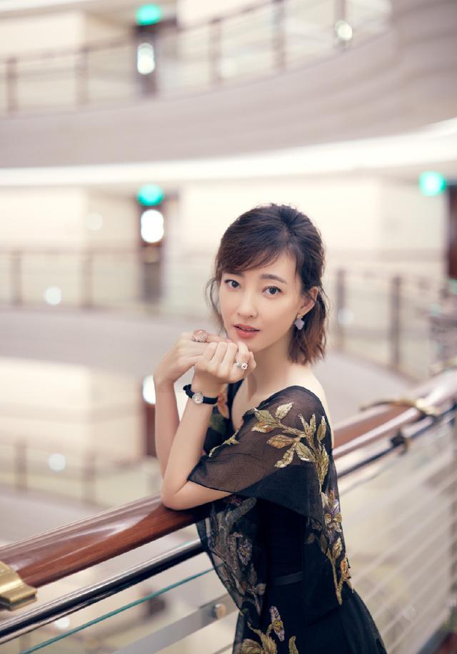 33岁王丽坤亮相活动，身穿印花连衣裙气质优雅，网友：完胜全场