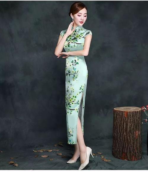 出水芙蓉，翠绿欲滴，一袭碧绿旗袍上心头！
