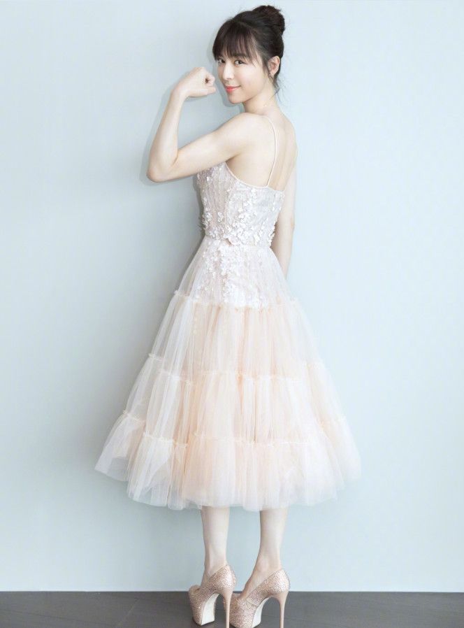 张静初穿这么性感的衣服出席活动，直接暴露缺点没有一点女神范！