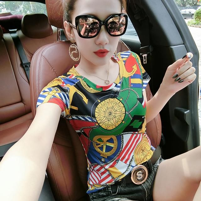 三伏天，身材丰满的女人就穿紧身短袖，美丽大方尽显好身材