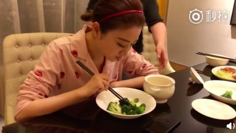 有一种胖叫景甜胖，裙子拉链都拉不上了