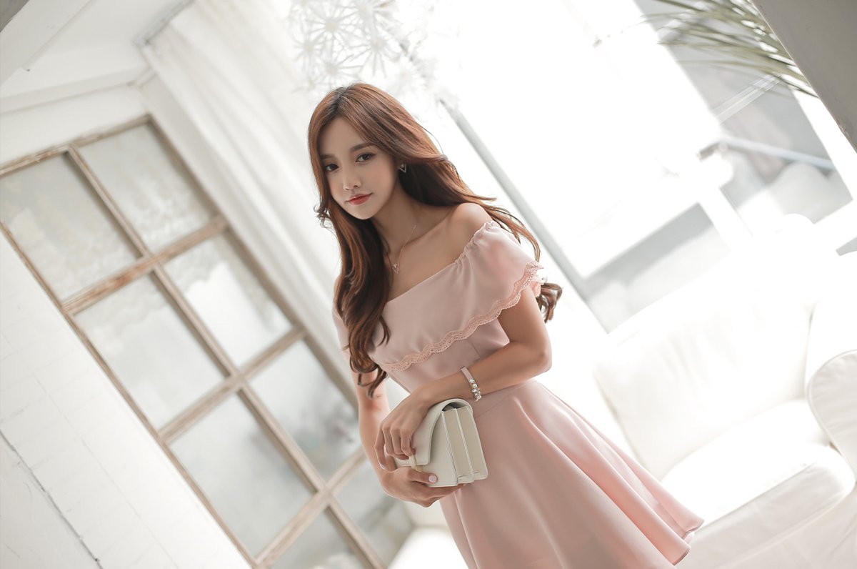 美女时尚穿搭:园艺刺绣边抹胸恬静曼妙洋裙