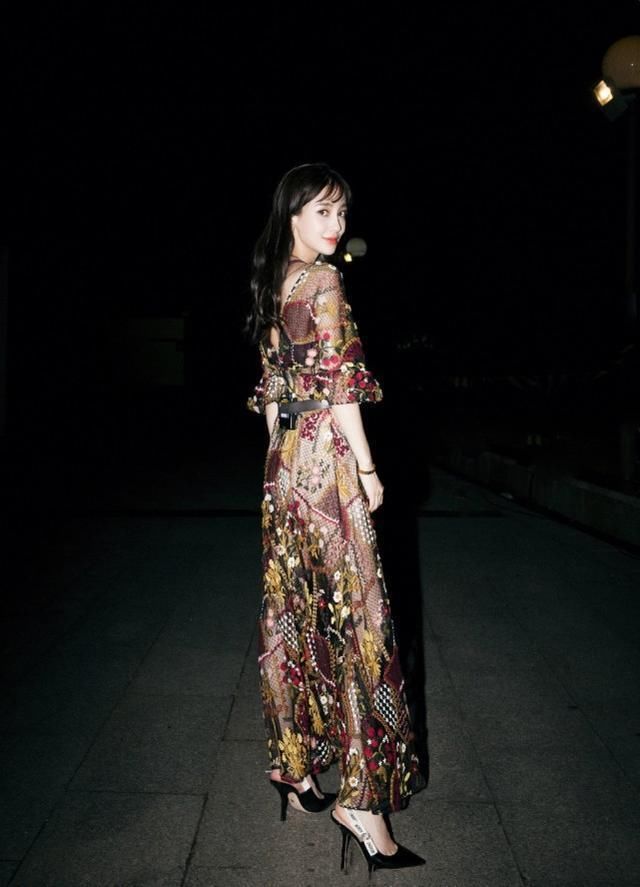 同样是渔网裙，Angelababy只比景甜少一个包，差别就这么大?