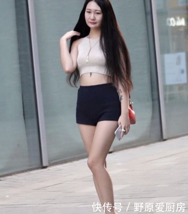 #小蛮#街拍:会保养的知性熟女,气质满满,这小蛮腰让我很喜欢