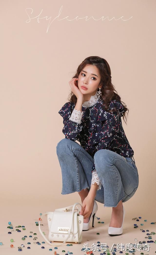 时尚穿搭，牛仔裤非常的时尚百搭，搭配优雅减龄效果非常好