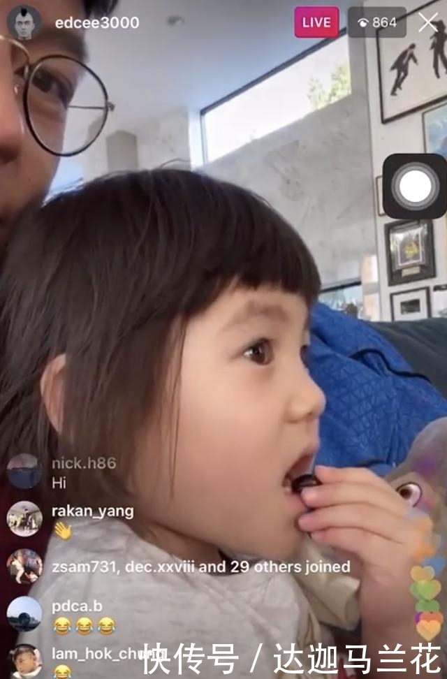  『露齿』陈冠希晒女儿萌照，Alaia对镜露齿微笑，亲自教女儿学写名字