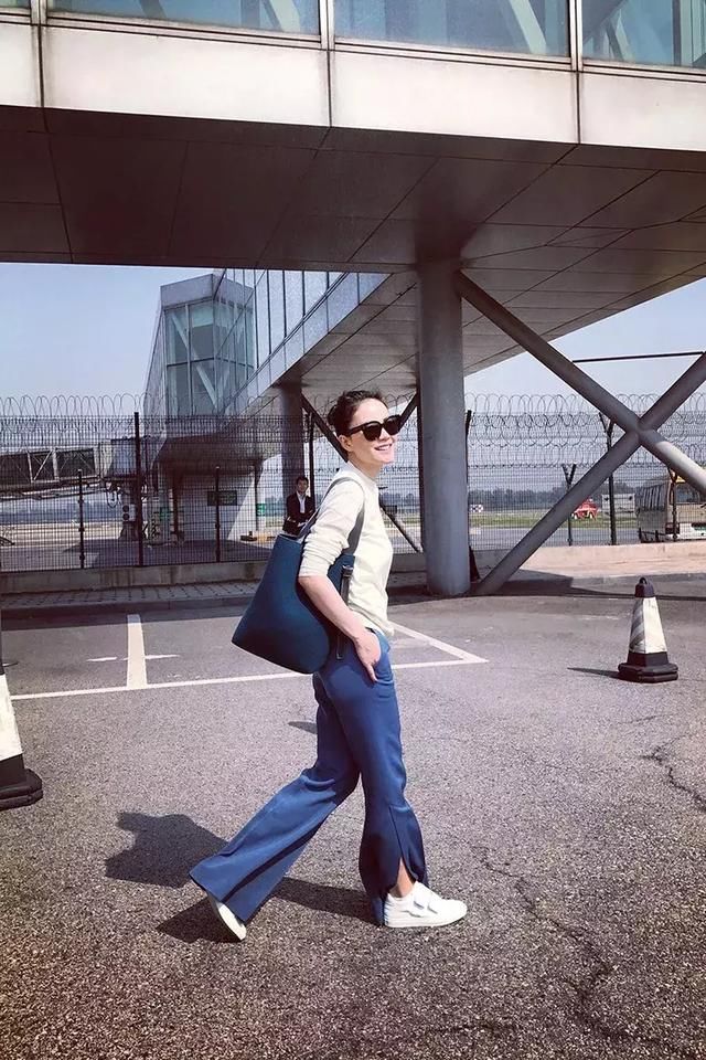 在穿衣服这件事上，王菲永远也不会过气