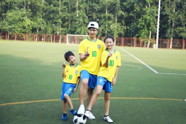 田亮带一双儿女踢球，森碟穿巴西队球服秀大长腿，小腿肌肉抢镜了